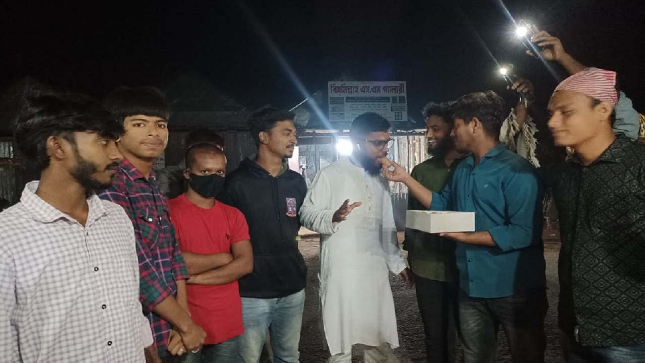 হাসিনার ফাঁসির রায়ে ঈশ্বরগঞ্জে মিষ্টি বিতরণ