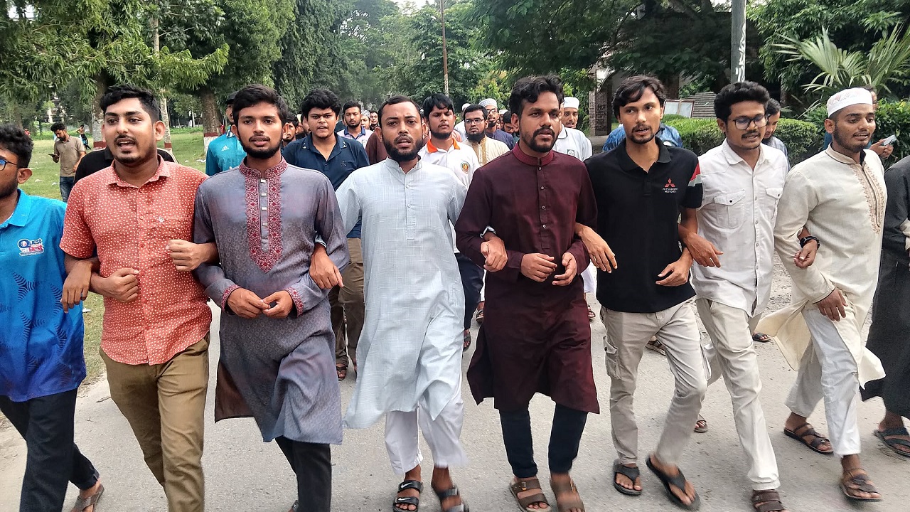 চবি শিক্ষার্থীদের ওপর হামলার বিচার চায় ইবি শিক্ষার্থীরা
