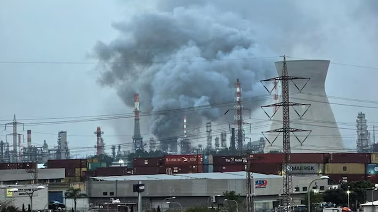 ইসরাইলের বন্দর নগরী হাইফার প্রধান তেল শোধনাগারে ইরানের ক্ষেপনাস্ত্র হামলায় আগুন লেগে যায়