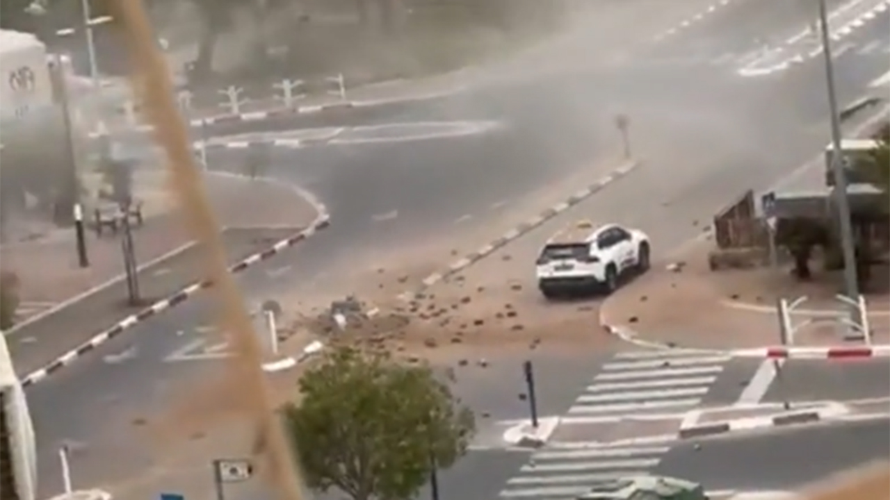 ইসরাইলি শহরে আঘাত হেনেছে ইরানি ক্ষেপণাস্ত্র