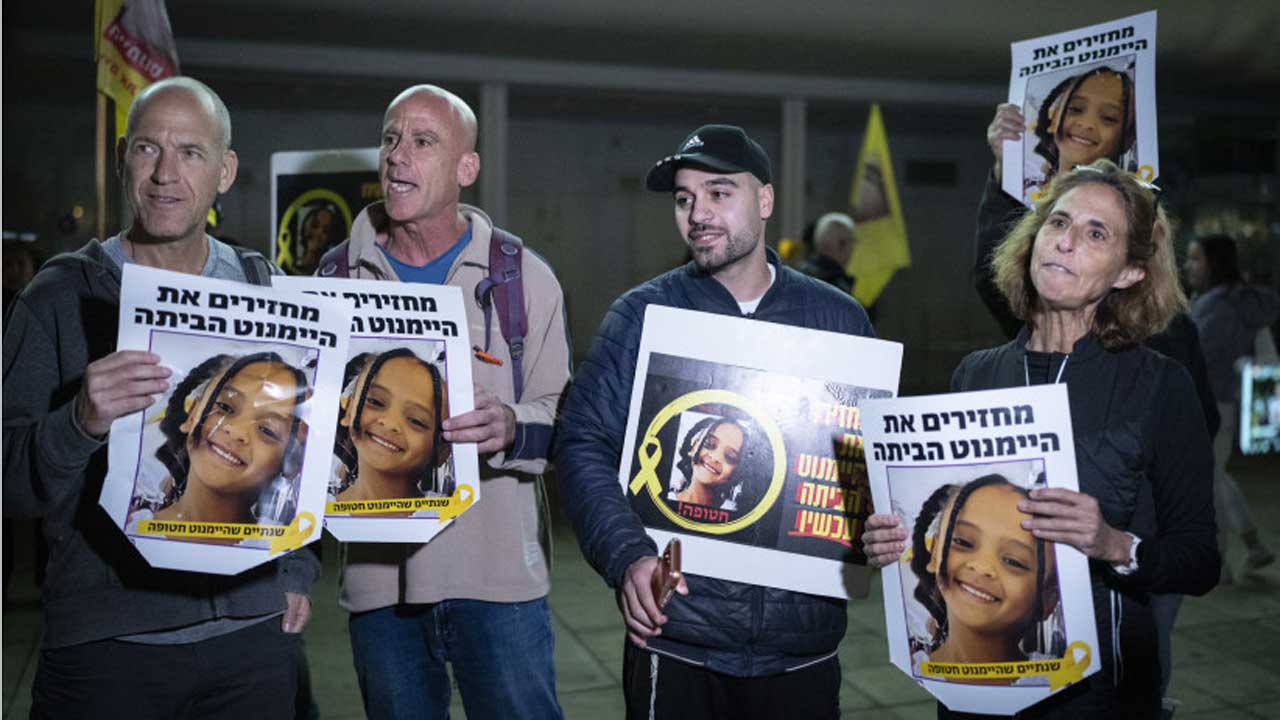 তেল আবিবের হাবিমা স্কোয়ারে প্ল্যাকার্ড  হাতে সরকারবিরোধী ও যুদ্ধবিরোধী বিক্ষোভ