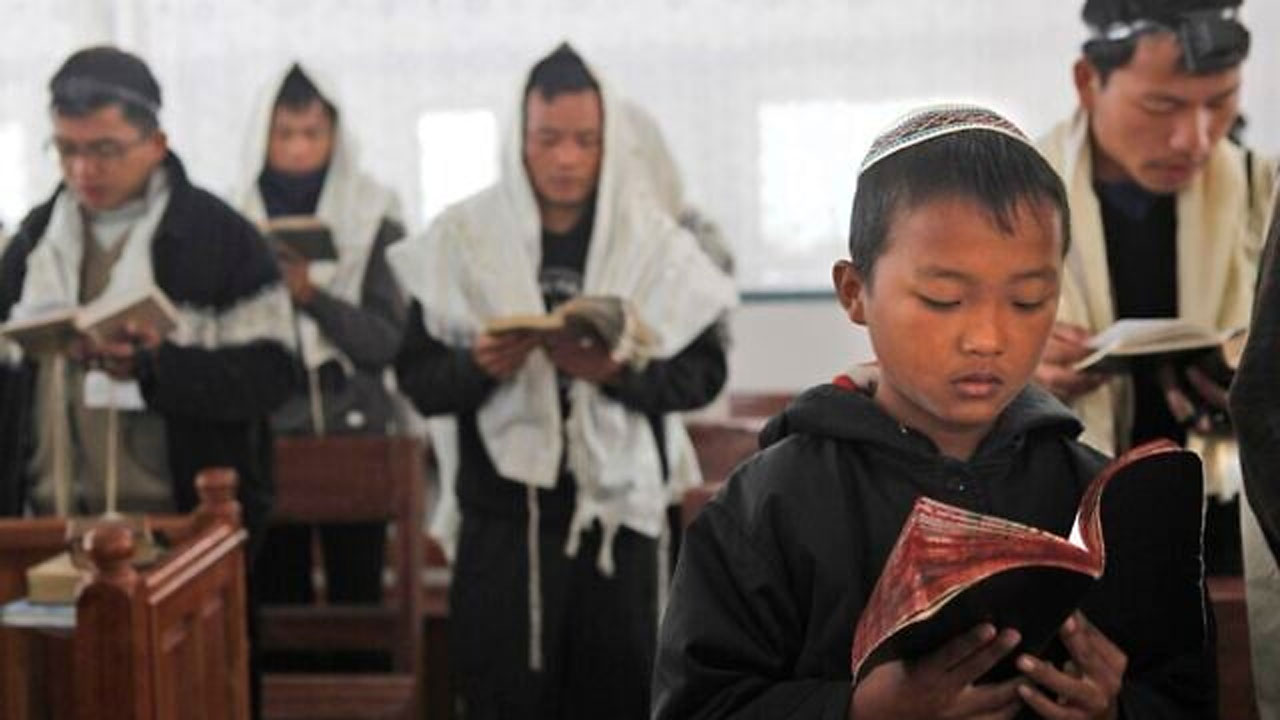 মণিপুরের একটি ইহুদি উপাসনালয়ে বেনই মেনাশে সম্প্রদায়ের সদস্যরা