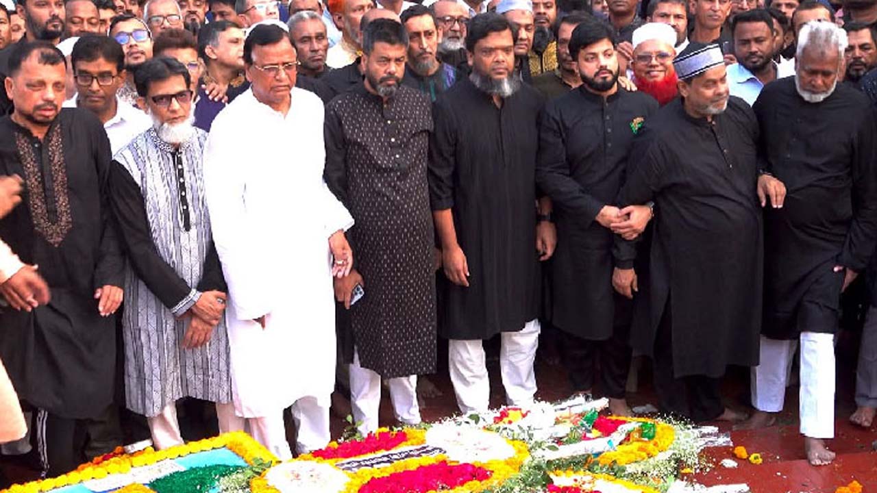 শহীদ মিনারে শ্রদ্ধা জানাচ্ছেন মুক্তিযুদ্ধ বিষয়ক প্রতিমন্ত্রী ইশরাক হোসেন