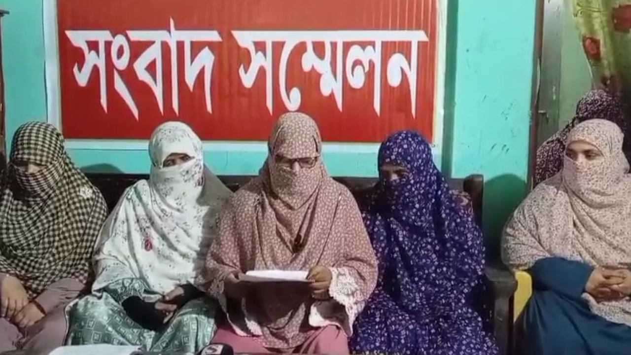 ঈশ্বরদী মহিলা জামায়াতের সংবাদ সম্মেলন।