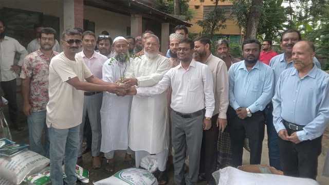 কৃষকদের হাতে বীজ ও সার তুলে দিচ্ছেন সংসদ সদস্য অধ্যাপক আবু তালেব মন্ডল
