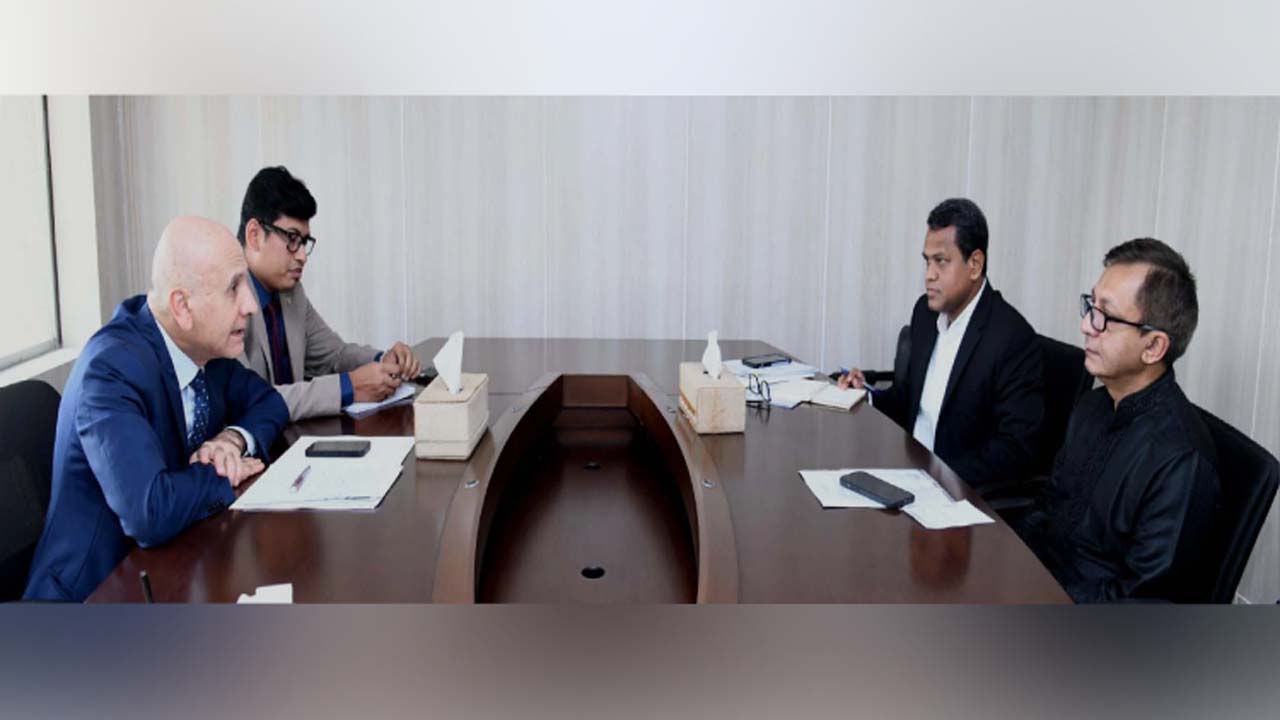 ইতালির রাষ্ট্রদূত অ্যান্টোনিও আলেসান্দ্রো পাটমন্ত্রী খন্দকার আব্দুল মুক্তাদিরের সাথে সাক্ষাৎ করেন
