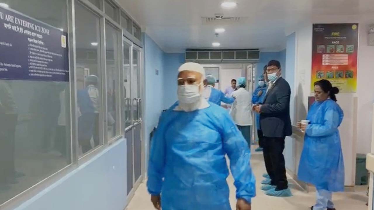 খালেদা জিয়াকে দেখতে এভারকেয়ার হাসপাতালে গেছেন বাংলাদেশ জামায়াতে ইসলামীর আমির ডা: শফিকুর রহমান