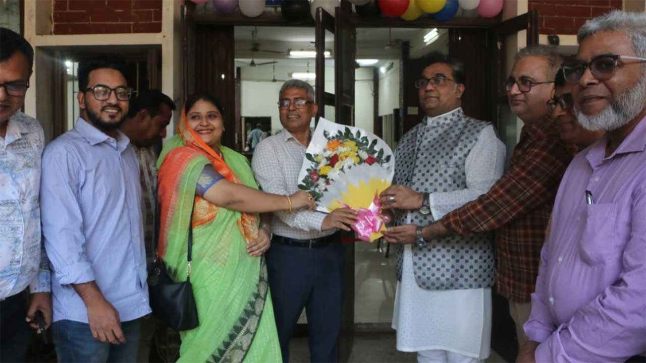 জাহাঙ্গীরনগর বিশ্ববিদ্যালয়ের ক্যাফেটেরিয়ায় ফুল দিয়ে ভিসি অধ্যাপক ড. মোহাম্মদ কামরুল আহসানকে স্বাগত জানানো হয়