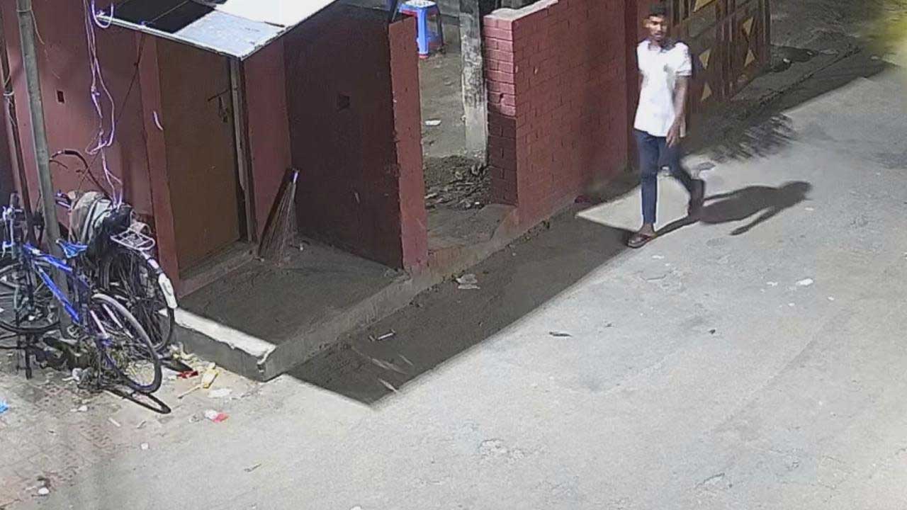 জাবিতে সিসিটিভি ক্যামেরায় ধরা পড়ে ধর্ষণচেষ্টায় অভিযুক্ত যুবকের গতিবিধি