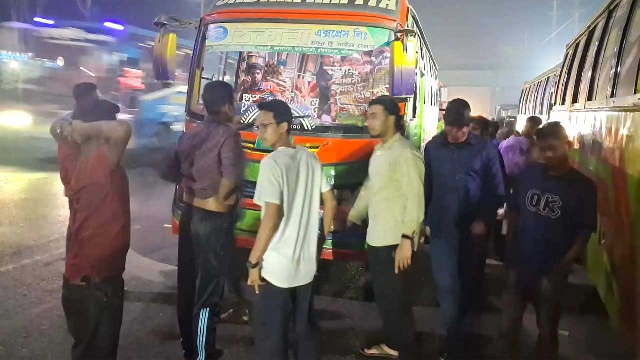চলন্ত গাড়ি থেকে শিক্ষার্থীকে ফেলে দেয়ার প্রতিবাদে জাবির প্রধান ফটক (ডেইরি গেট) সংলগ্ন ঢাকা-আরিচা মহাসড়কে ৬টি বাস আটক করা হয়
