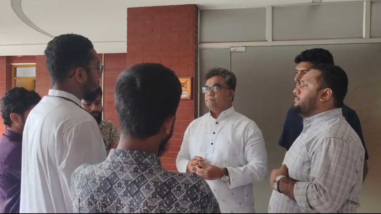 ছাত্রত্ব শেষ হওয়ার পরও হলে থাকার সুযোগ বাতিলের দাবিতে ভিসির সাথে সাক্ষাৎ করেন জাকসু নেতারা