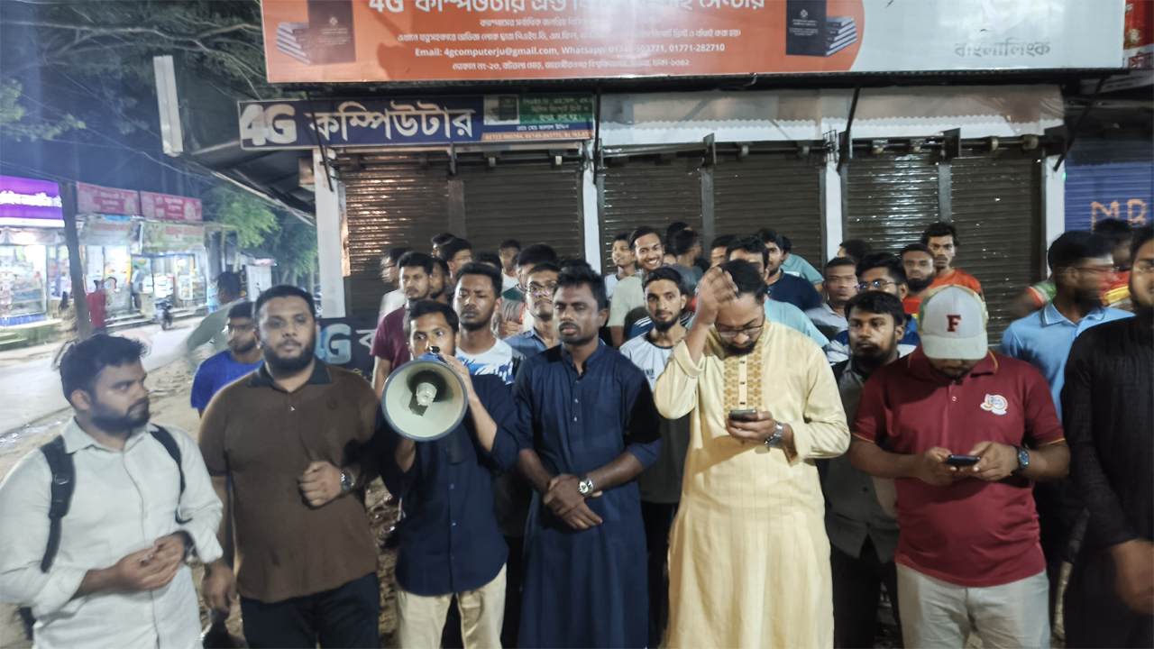 সংসদে হিজাব নিয়ে কটাক্ষের প্রতিবাদে জাবিতে বিক্ষোভ করেছে বাংলাদেশ ইসলামী ছাত্রশিবির