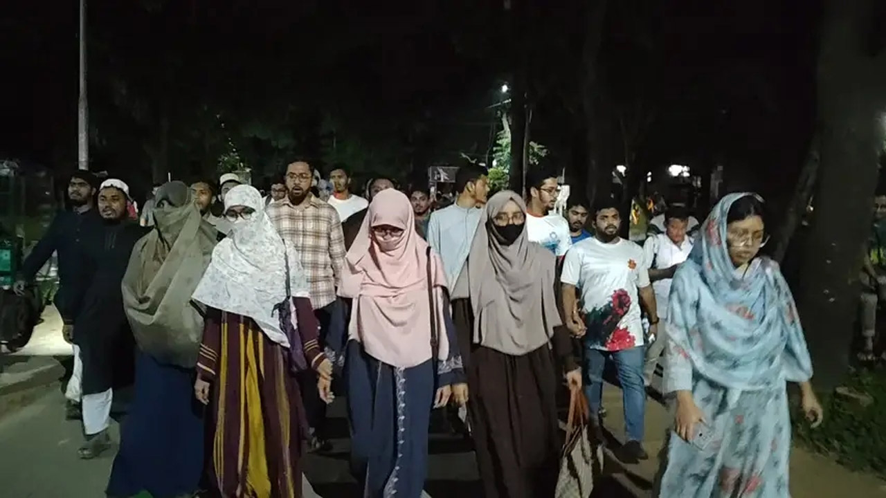 এনটিআরসিএর পরিবর্তে ম্যানেজিং কমিটির হাতে শিক্ষক নিয়োগের ক্ষমতা দেয়ার প্রতিবাদে জাবিতে বিক্ষোভ