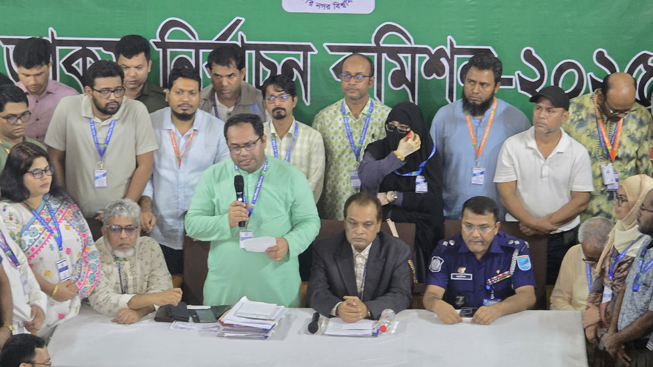ফল ঘোষণা চলছে