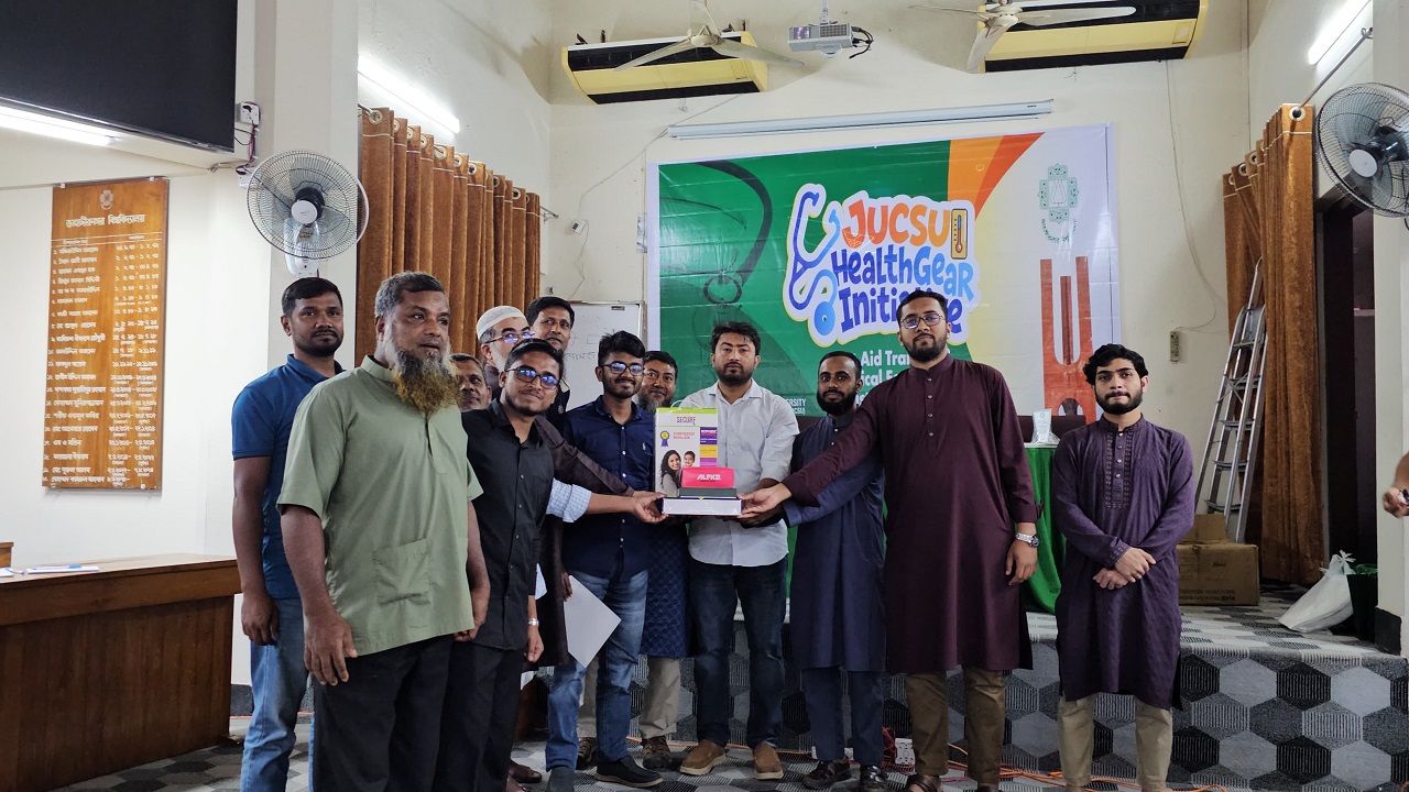 জাকসুর উদ্যোগে প্রাথমিক চিকিৎসা প্রশিক্ষণ ও সরঞ্জাম বিতরণ