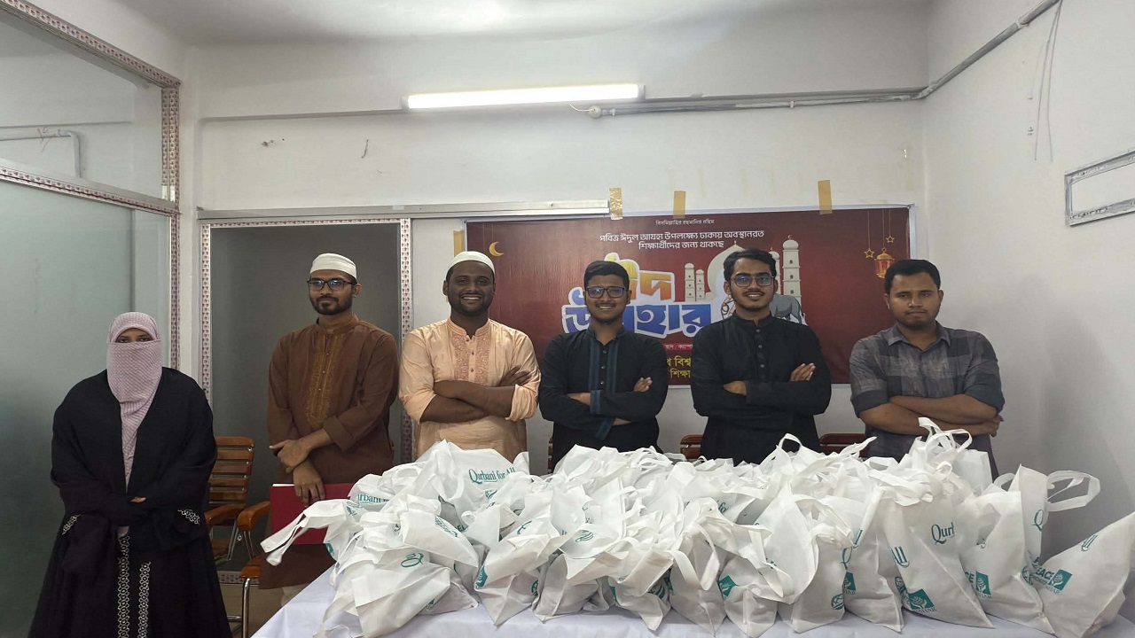 ঢাকায় অবস্থানরত দুই শতাধিক শিক্ষার্থীকে জকসুর ঈদ উপহার