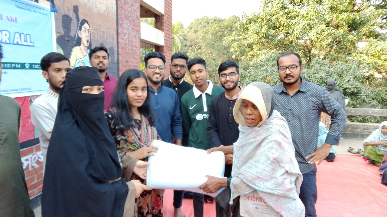 জাবিতে শীতার্তদের মাঝে ইফসা ও জাকসুর উদ্যোগে শীতবস্ত্র বিতরণ