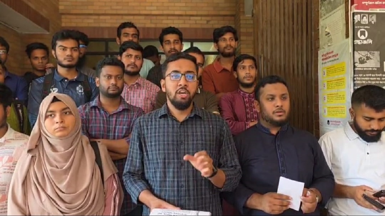 জুলাই হামলায় অভিযুক্ত শিক্ষকদের বিচারসহ জাকসুর পাঁচ দাবি