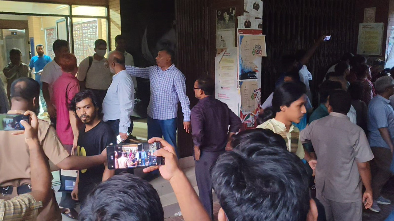 জাবির প্রশাসনিক ভবন খুলে দিয়েছে আন্দোলনকারীরা