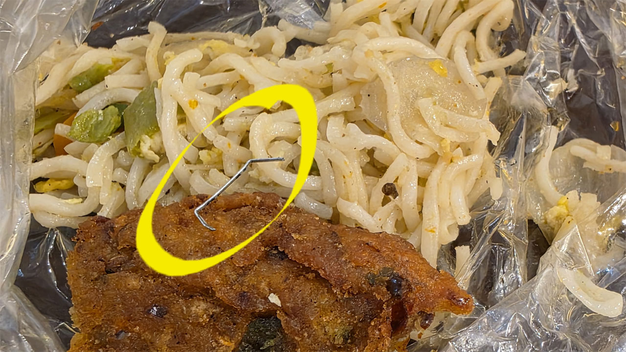 খাবারে স্টাপলারের পিন