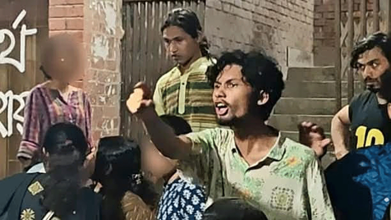 সাংবাদিকদের হেনস্তা