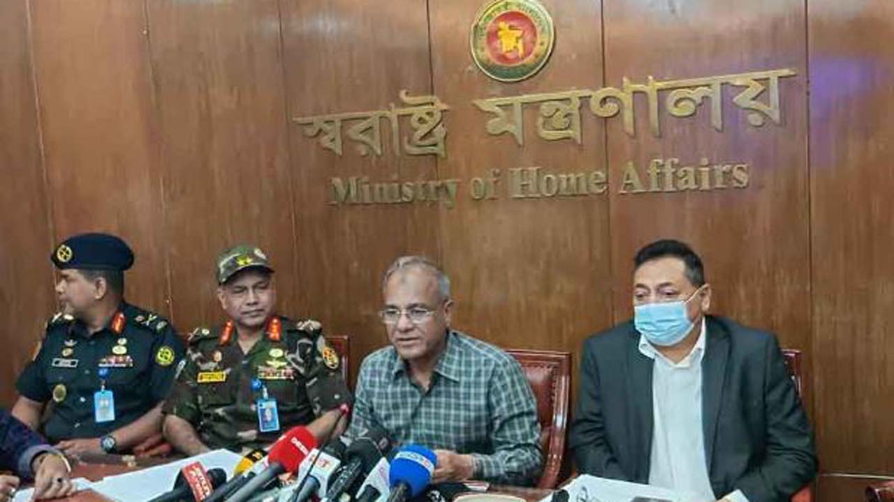 সংবাদ সম্মেলনে স্বরাষ্ট্র উপদেষ্টা লেফটেন্যান্ট জেনারেল (অব:) মো: জাহাঙ্গীর আলম চৌধুরী