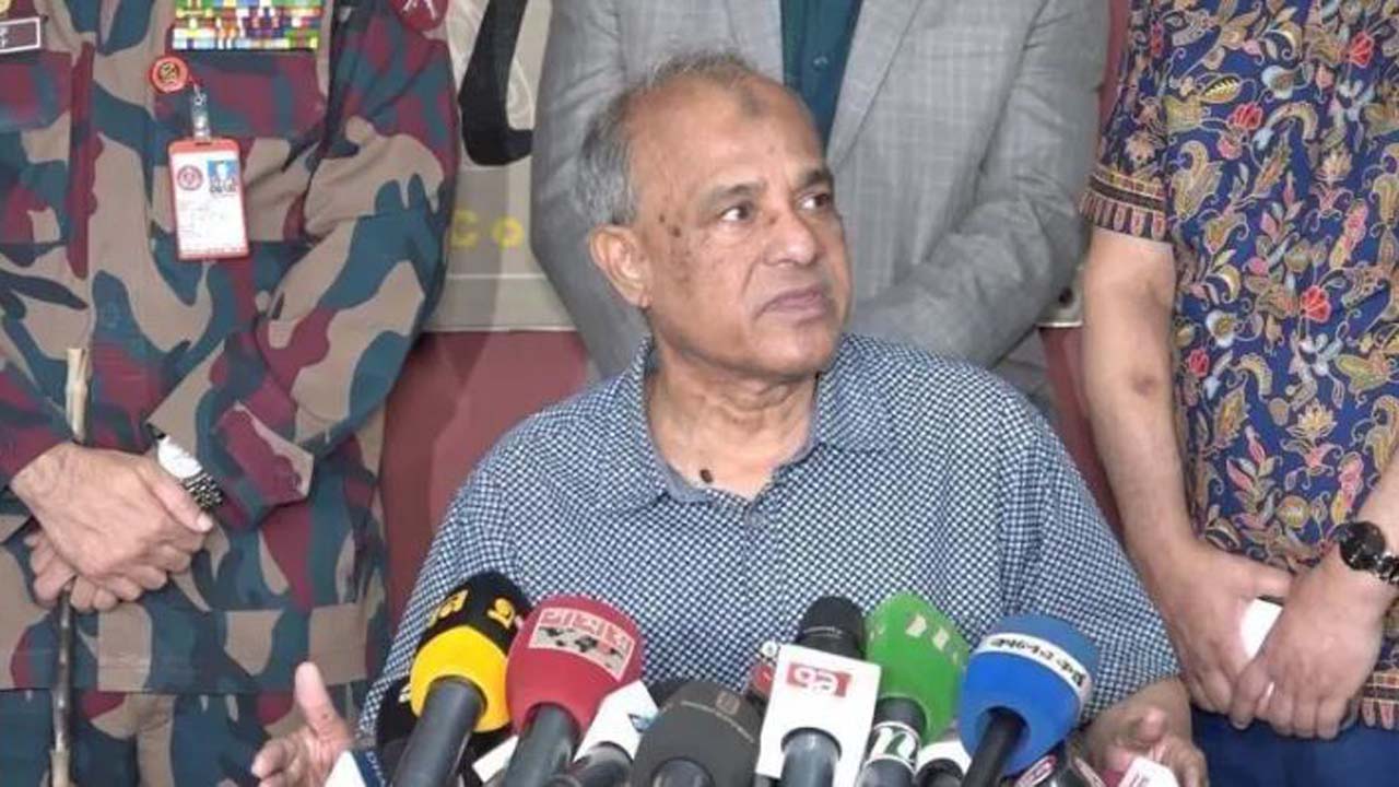 সাংবাদিকদের সাথে কথা বলছেন স্বরাষ্ট্র উপদেষ্টা মো: জাহাঙ্গীর আলম চৌধুরী
