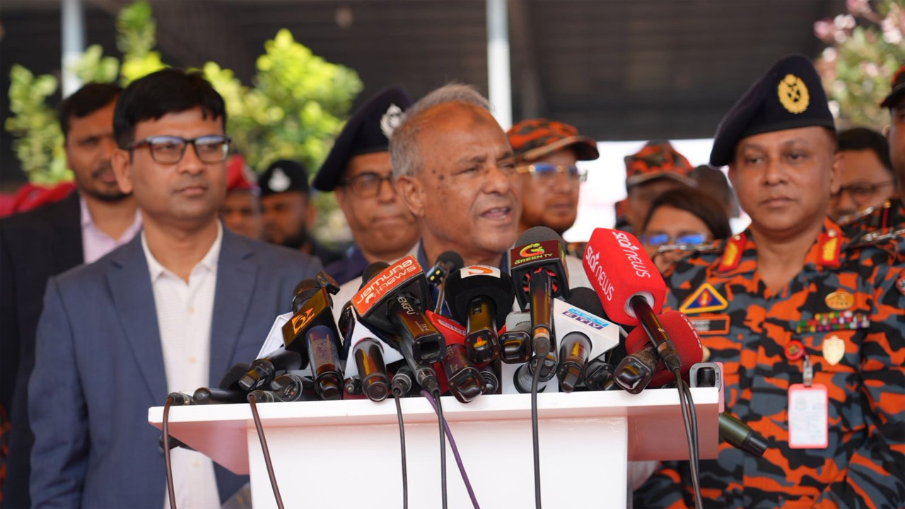 বক্তব্য রাখছেন স্বরাষ্ট্র উপদেষ্টা জাহাঙ্গীর আলম