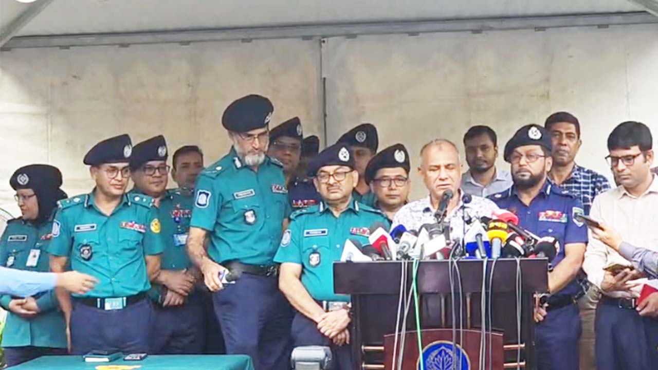 রমনায় ডিএমপি হেডকোয়ার্টার্স প্রাঙ্গণে এক অনুষ্ঠান শেষে সাংবাদিকদের সাথে কথা বলেন স্বরাষ্ট্র উপদেষ্টা