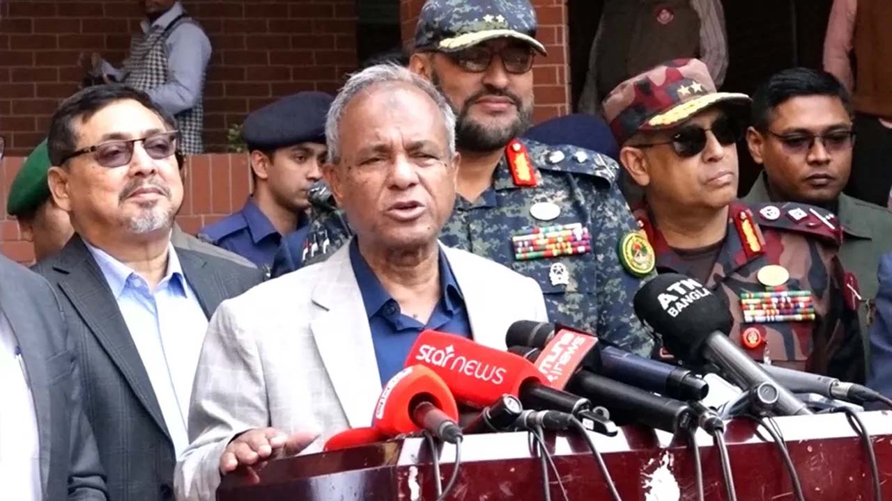 সংসদ নির্বাচন ও গণভোট সুষ্ঠুভাবে সম্পাদনের লক্ষ্যে আইনশৃঙ্খলা বিষয়ক মতবিনিময় সভা শেষে সাংবাদিকদের ব্রিফ করেন স্বরাষ্ট্র উপদেষ্টা জাহাঙ্গীর আলম চৌধুরী