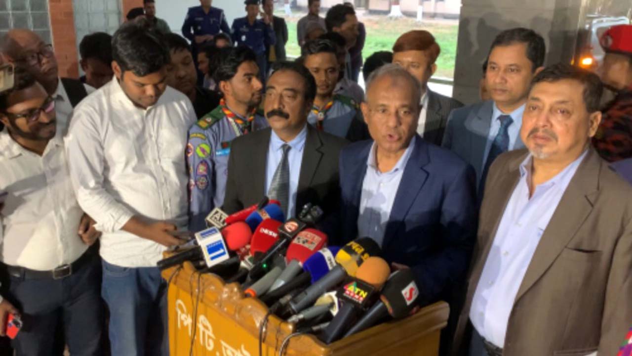 সিলেটে স্থানীয় প্রশাসনের কর্মকর্তাদের সাথে মতবিনিময় সভা শেষে সাংবাদিকদের প্রশ্নের জবাবে স্বরাষ্ট্র উপদেষ্টা লেফটেন্যান্ট জেনারেল (অবসরপ্রাপ্ত) মো: জাহাঙ্গীর আলম চৌধুরী