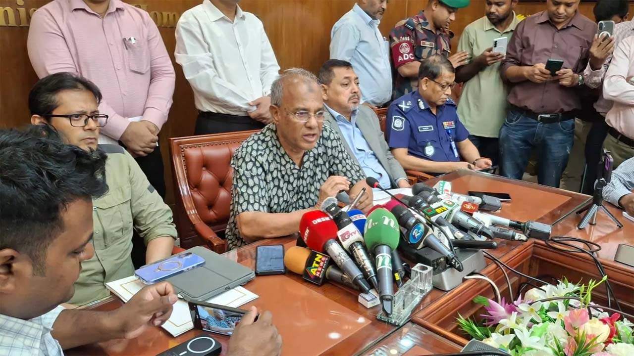 স্বরাষ্ট্র মন্ত্রণালয়ের সভাকক্ষে কোর কমিটির সভাশেষে স্বরাষ্ট্র উপদেষ্টা