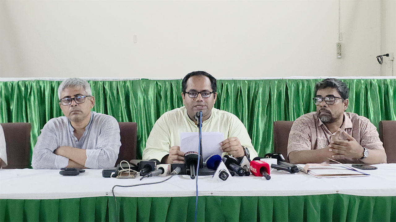 জাবি শিক্ষার্থীকে ধর্ষণচেষ্টার ঘটনায় সংবাদ সম্মেলনে ১৪ দফা সিদ্ধান্ত তুলে ধরছেন বিশ্ববিদ্যালয়ের প্রক্টর