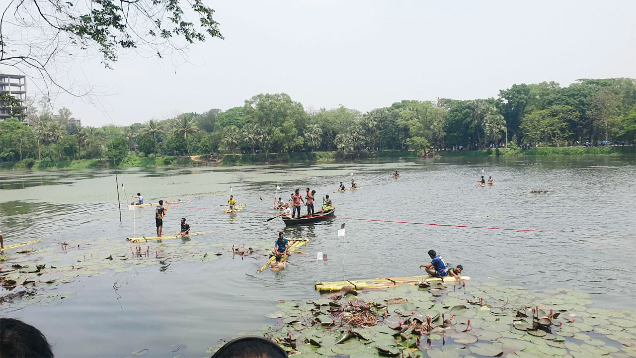 জাহাঙ্গীরনগর বিশ্ববিদ্যালয়ে আন্তঃহল ভেলা বাইচ প্রতিযোগিতা