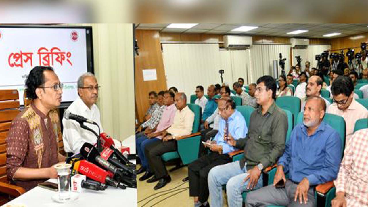সংবাদ ব্রিফিংয়ে তথ্য উপদেষ্টা ডা. জাহেদ উর রহমান