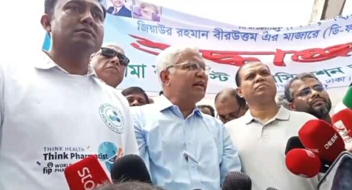 সাংবাদিকদের সাথে কথা বলছেন বিএনপির স্থায়ী কমিটির সদস্য ডা: এ জেড এম জাহিদ হোসেন