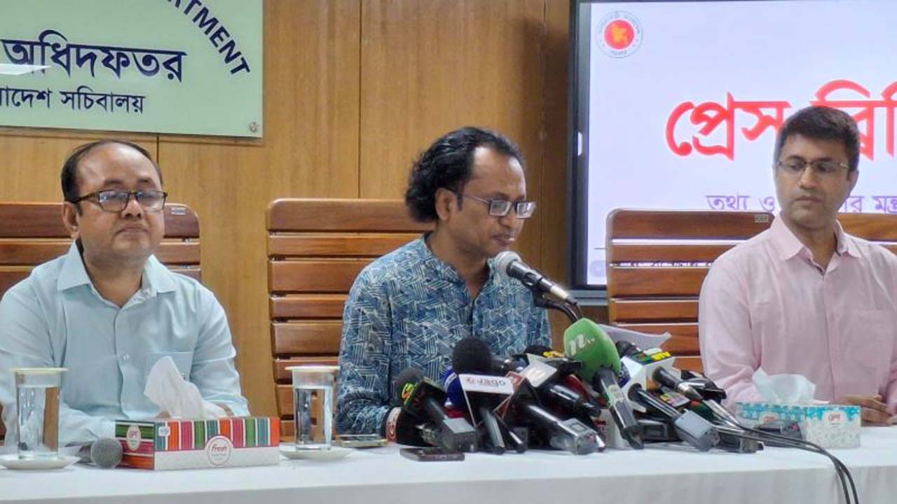 সংবাদ সম্মেলনে কথা বলছেন প্রধানমন্ত্রীর তথ্য ও সম্প্রচারবিষয়ক উপদেষ্টা ডা. জাহেদ উর রহমান