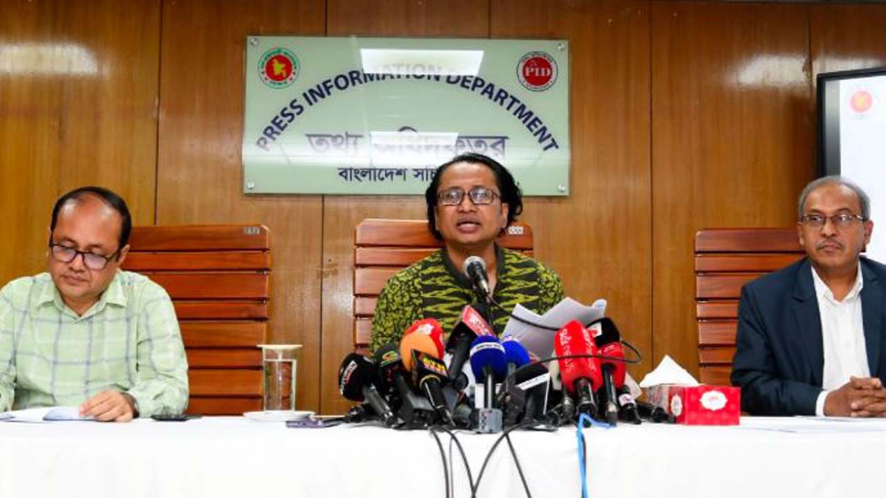 ব্রিফিংয়ে তথ্য ও সম্প্রচার উপদেষ্টা ডা. জাহেদ উর রহমান