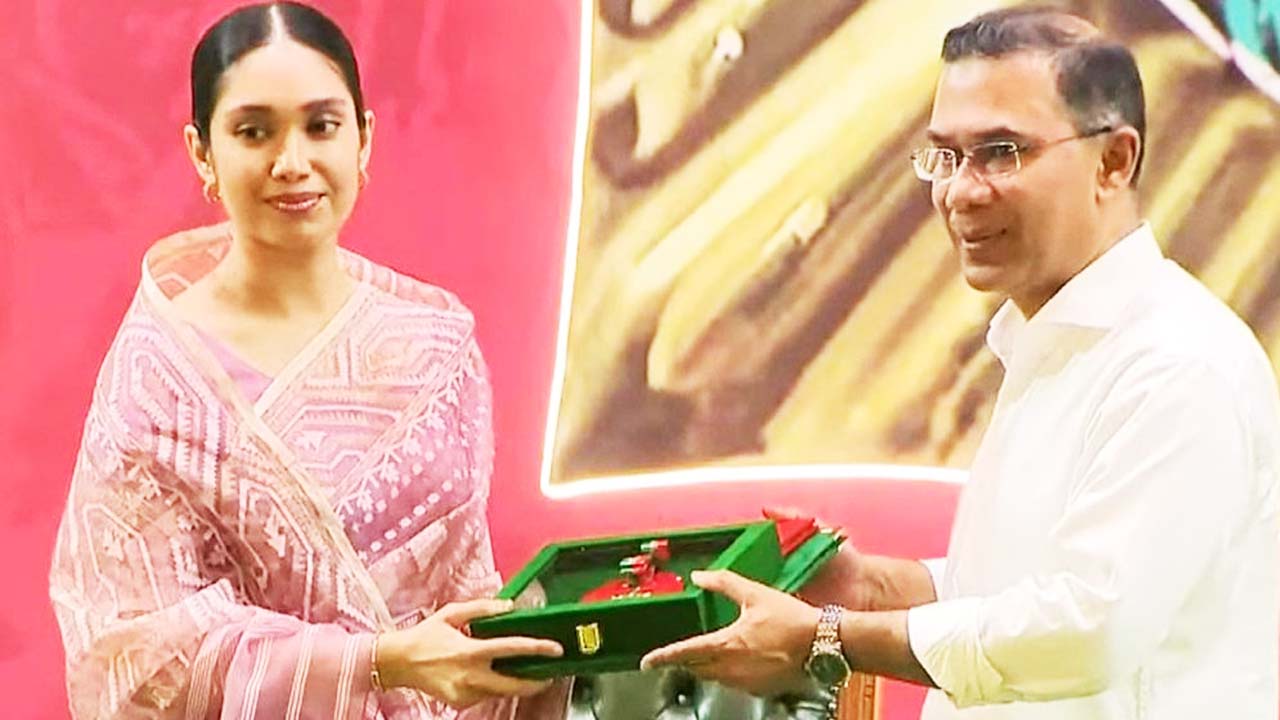 প্রধানমন্ত্রীর হাত থেকে বেগম খালেদা জিয়ার মরণোত্তর পুরস্কার গ্রহণ করেন ব্যারিস্টার জাইমা রহমান