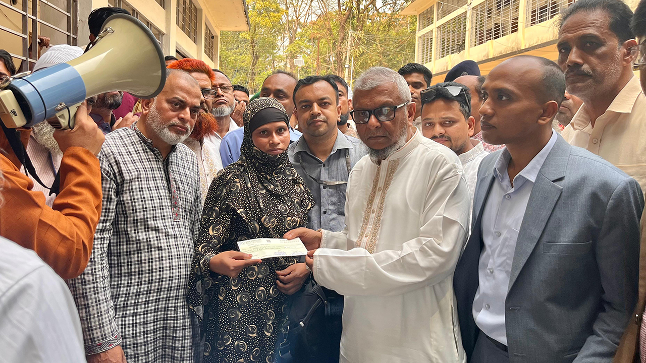 রুজিনা বেগমের হাতে চেক তুলে দেন প্রবাসী কল্যাণ ও বৈদেশিক কর্মসংস্থান মন্ত্রী আরিফুল হক চৌধুরী