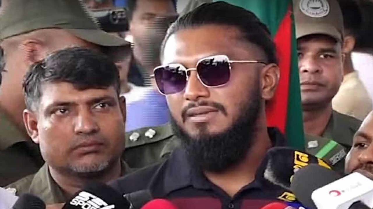 বিমানবন্দরে উইকেটকিপার-ব্যাটসম্যান জাকের আলী