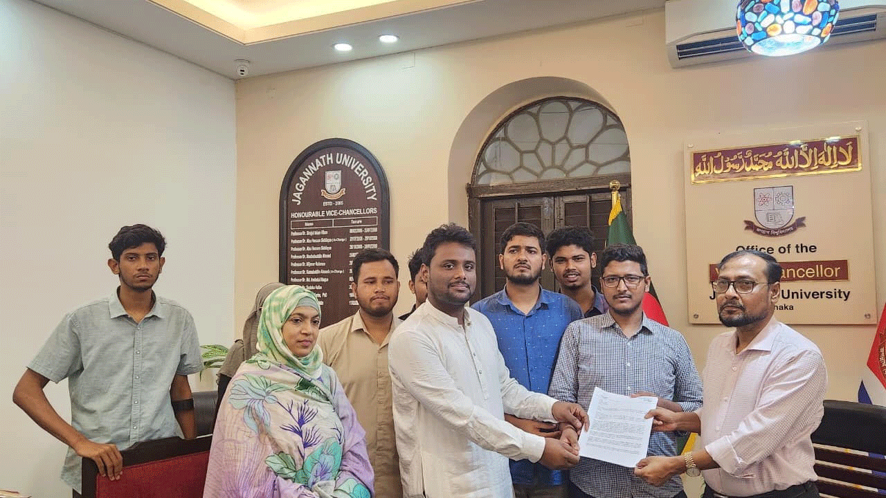 স্মারকলিপি প্রদান করছে জকসু