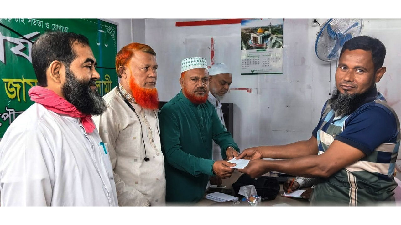 জুলাই অভ্যুত্থানের ৯ শহীদ পরিবারকে নওগাঁ জামায়াতের অর্থ সহায়তা