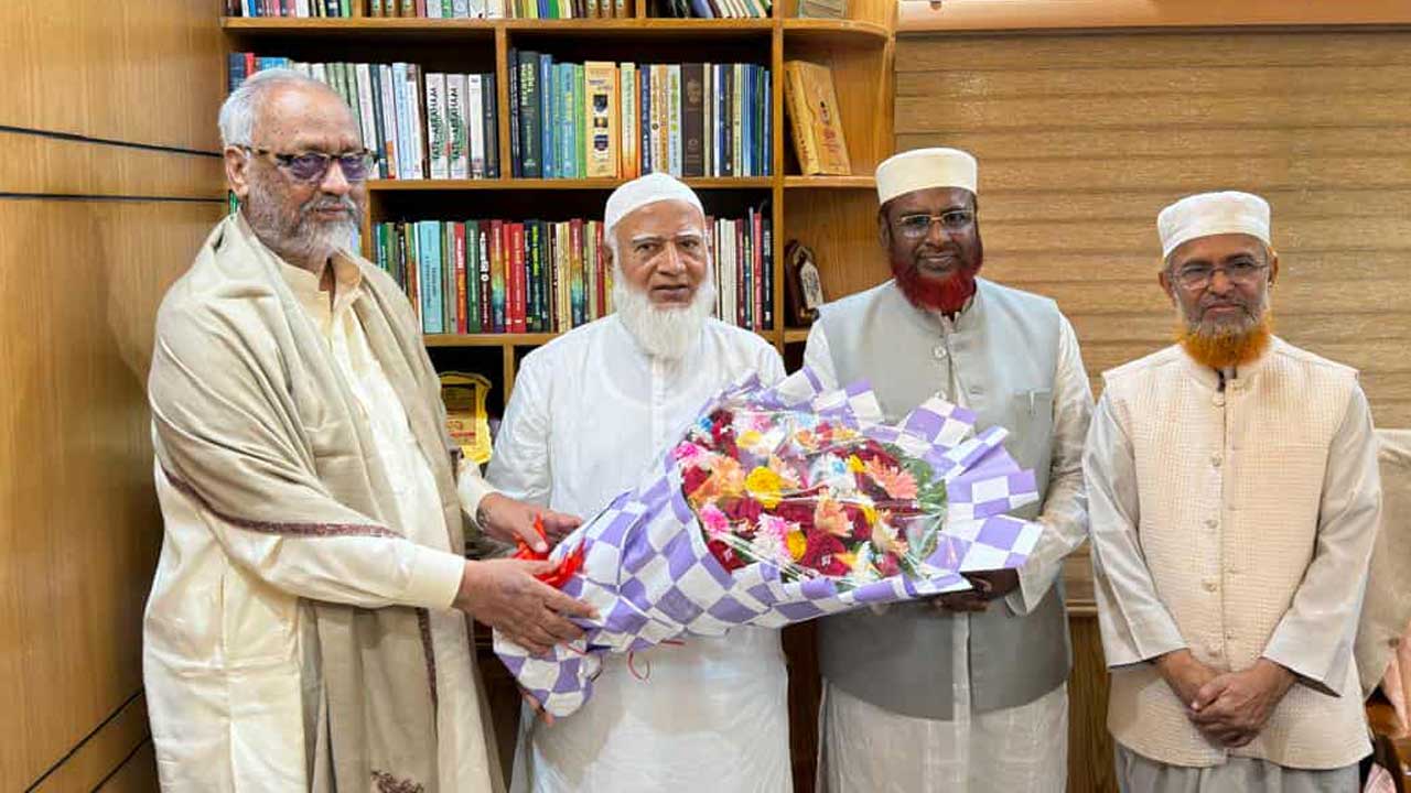 ডা. শফিকুর রহমানের হাতে ফুল দিয়ে জামায়াতে যোগদান বিএনপির সাবেক এমপি ও বীর মুক্তিযোদ্ধা মেজর (অব.) আক্তারুজ্জামান