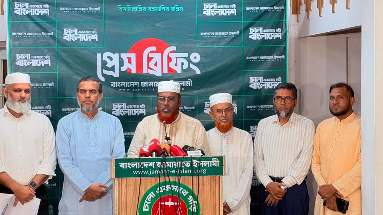সংবাদ সম্মেলনে কথা বলেন জামায়াতের সেক্রেটারি জেনারেল মিয়া গোলাম পরওয়ার