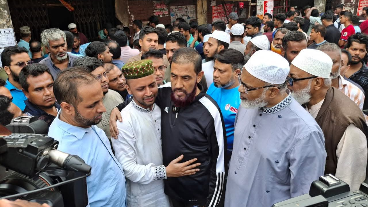 ক্ষতিগ্রস্ত ব্যবসায়ীদের সান্ত্বনা দেন জামায়াত নেতারা
