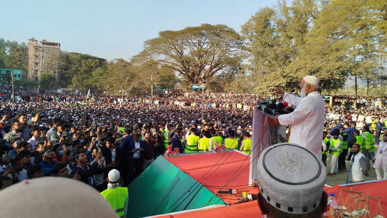 সীতাকুণ্ড পৌরসদরের ঢেবার মাঠের জনসভায় বক্তব্য রাখছেন ডা: শফিকুর রহমান