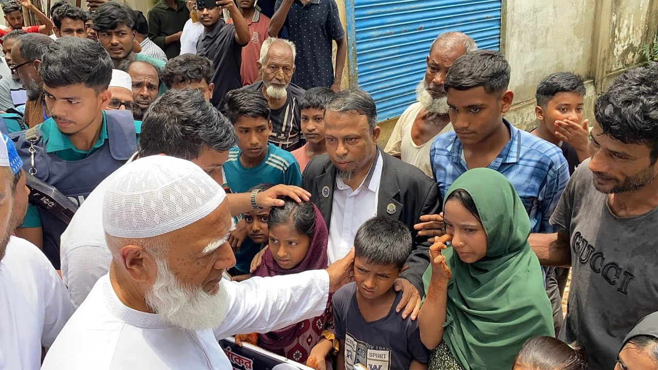 সিলেটে নির্যাতনে নিহত শিশু ফাহিমার পরিবারের সদস্যদের সাথে সাক্ষাৎ করেন জামায়াত আমির ডা: শফিকুর রহমান