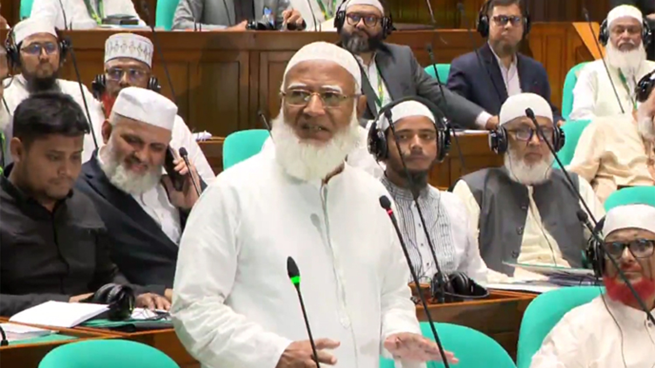 সংসদে বক্তব্য রাখছেন বিরোধী দলীয় নেতা ও জামায়াত আমির ডা: শফিকুর রহমান