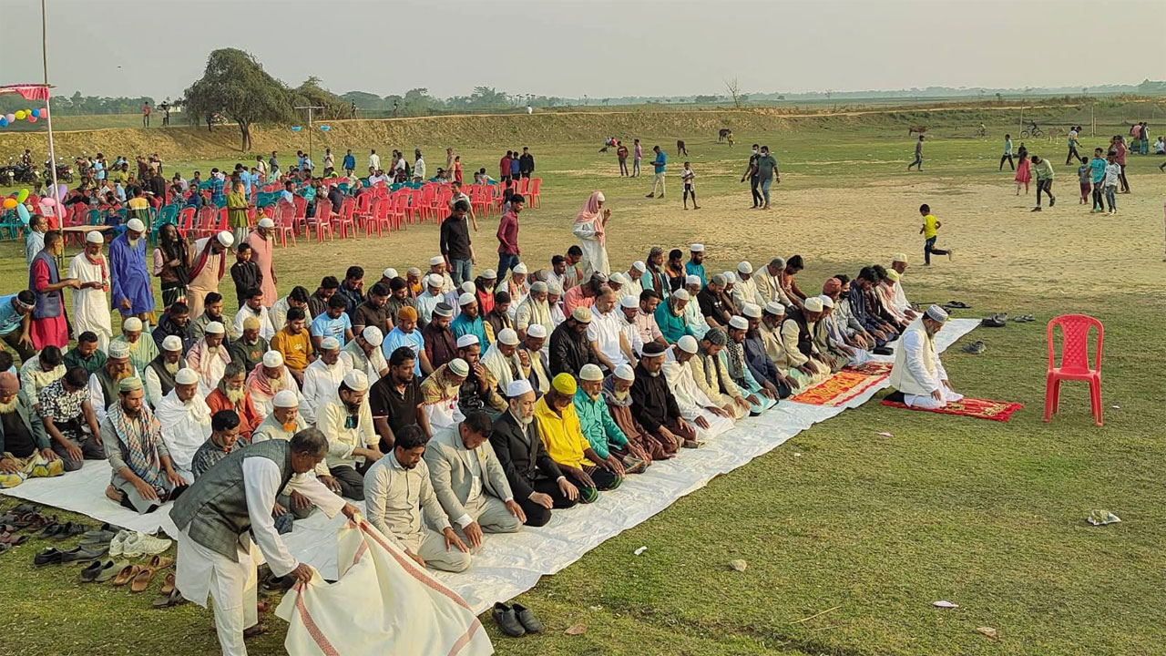 নির্বাচনী সমাবেশের মাঠেই নেতাকর্মীদের নিয়ে নামাজ আদায় করেন জামায়াতপ্রার্থী